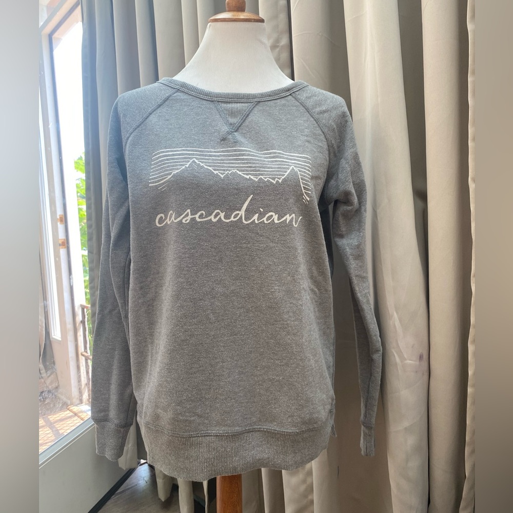 Raglan sleeve lightweight crewneck sweatshirt